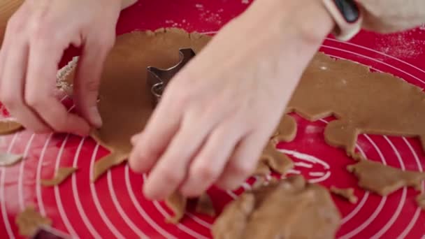 Kvinna Förbereder Pepparkakor Köket Kvinnliga Händer Skära Ingefära Deg Med — Stockvideo