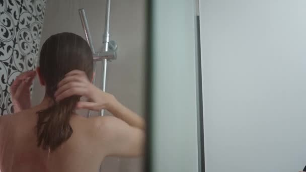 Rückansicht Einer Nackten Frau Unter Der Dusche Der Duschkabine Frau — Stockvideo