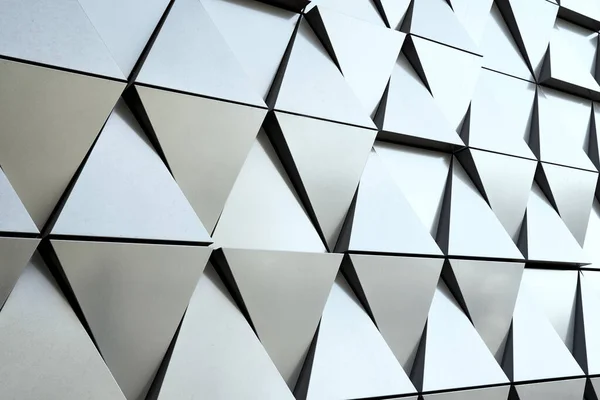 具有几何形状三角形元素的银墙立面 摘要建筑的细节模式 最低限度的背景摘要 — 图库照片