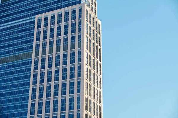 Θραύσμα Μοντέρνου Κτιρίου Γυάλινη Πρόσοψη Λεπτομέρεια Ουρανοξύστη Παράθυρα Γραφείων Πολυώροφο — Φωτογραφία Αρχείου