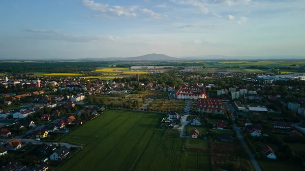 Kleine Europese Stad Stadsgezicht Vanuit Lucht Uitzicht Woonwijk Zomer Avonds — Stockfoto