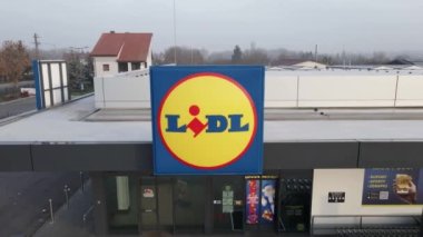 Lidl süpermarket cephesi, hava manzarası. Alman global indirim süpermarket zinciri. Pazar günü Lidl mağazasını kapatmış. Katy Wroclawskie, Polonya - 4 Aralık 2022