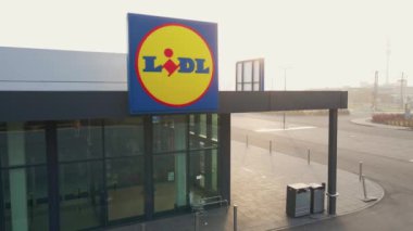 Lidl süpermarket cephesi, hava manzarası. Alman global indirim süpermarket zinciri. Pazar günü Lidl mağazasını kapatmış. Katy Wroclawskie, Polonya - 4 Aralık 2022