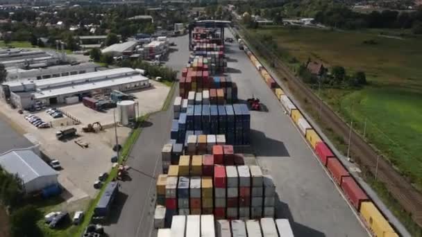 Timelapse Proces Załadunku Kontenerów Maersk Terminalu Rozładunek Kontenerów Magazynie Peronie — Wideo stockowe