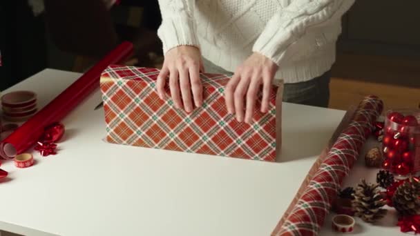 Γυναίκα Ζεστή Συσκευασία Πουλόβερ Κουτί Δώρου Χαρτί Χειροτεχνίας Δώρο Για — Αρχείο Βίντεο