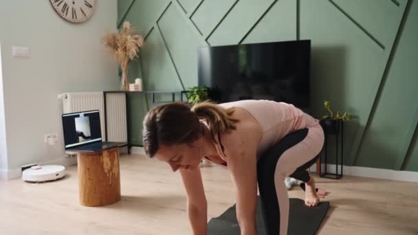 Žena Dělá Sportovní Cvičení Obýváku Vzdálené Třídy Fitness Trenérem Doma — Stock video
