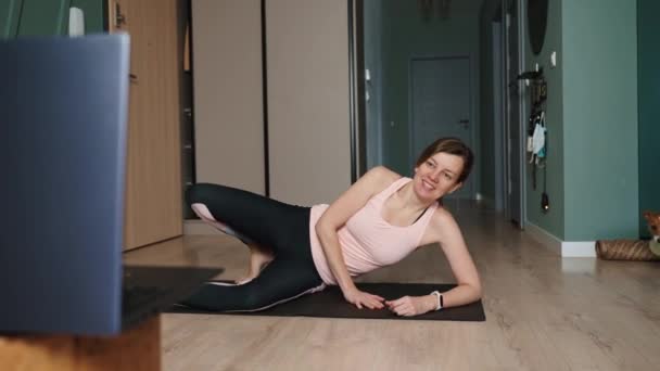 Kadın Oturma Odasında Köpeğiyle Birlikte Egzersiz Yapıyor Evde Spor Yapan — Stok video