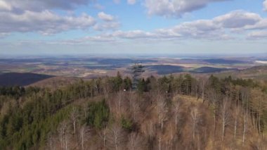 Orman ve turistler için gözlem kulesiyle kaplı dağların insansız hava aracı görüntüsü. Polonya 'da sonbahar mevsiminde dağlar ve vadiler, kuş bakışı manzara.