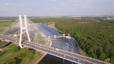 Wroclaw, Polonya 'daki Odra nehri üzerindeki Redzinski köprüsünün insansız hava aracı görüntüsü. Büyük kablo, Avrupa 'da araba trafiği ve kuş bakışı manzaralı köprü vazifesi gördü. Ulaşım altyapısı ve lojistik
