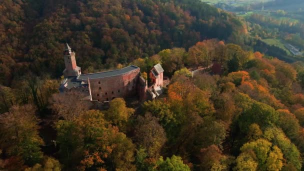 美しい秋の風景とザゴーズのグロドノ城の空中トップビュー 山の中では 古い歴史的な要塞 森林で覆われた ポーランドの観光名所 — ストック動画