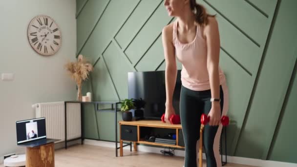 Frau Macht Sport Wohnzimmer Fernunterricht Mit Fitnesstrainer Hause Mit Laptop — Stockvideo