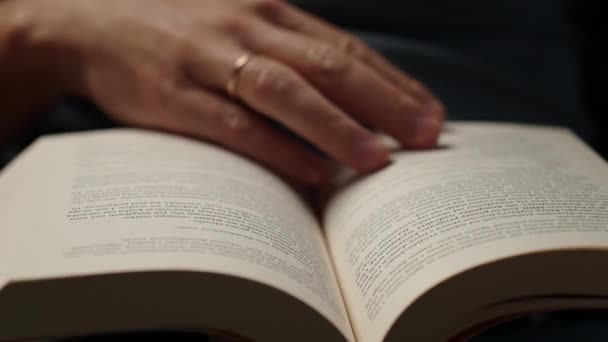 Мужчины Переворачивающие Листы Бумажной Книги Закрываются Мужчина Читает Книгу Дома — стоковое видео