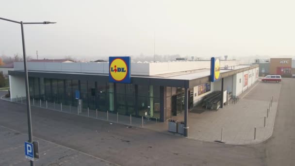 リドルのスーパーマーケットのファサードは 空中ビュー ドイツのグローバル割引スーパーチェーン 日曜日に閉鎖されたリドル店 ポーランドのKaty Wroclawskie 2022年12月4日 — ストック動画