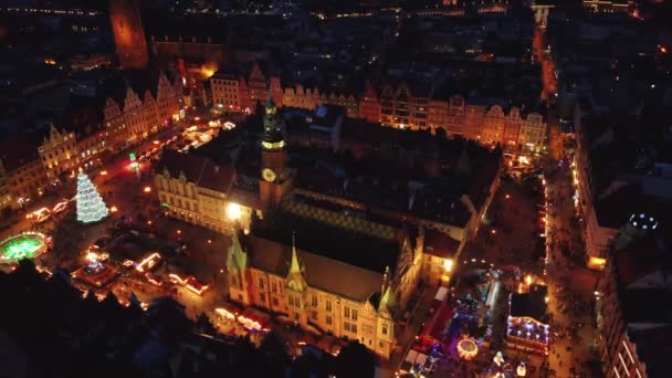 クリスマスの装飾と照明を備えた旧市街広場を飛行します 観光客はヴロツワフのクリスマスフェアを歩く ポーランドのヴロツワフ 2022年12月9日 — ストック動画