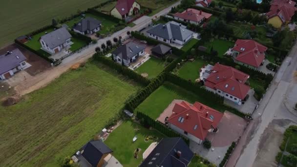 Drónrepülés Lengyelországi Külvárosi Lakókörzet Felett Családi Házak Környéken Légi Kilátás — Stock videók