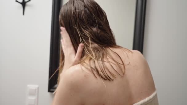 Woman Applying Hair Care Beauty Product Wet Hairs Female Bathroom — Stock Video