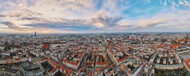 Wroclaw şehri panoramasının havadan görüntüsü. Ana meydanda ve yerleşim bölgelerinde belediye binası olan Wroclaw mimarisi. Polonya 'nın Wroclaw kentsel silueti