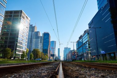 Varşova 'daki idari merkez, şehir merkezindeki ofis binaları, mavi gökyüzüne karşı cam cepheli gökdelenler. Varşova, Polonya - 4 Eylül 2022