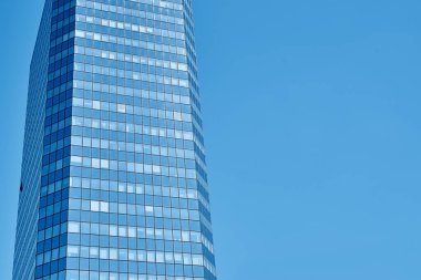 Cam cepheli modern bina, gökdelenin ayrıntıları, yüksek binadaki ofis pencereleri, şehir mimarisi.