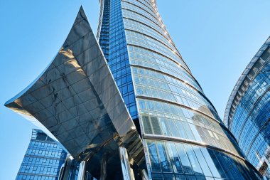 Cam ofis binasının dış görünüşü yansımalı. Modern şehir mimarisi