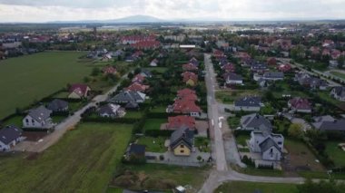 Avrupa 'nın küçük şehir manzarası, yaz akşamları konut manzarası