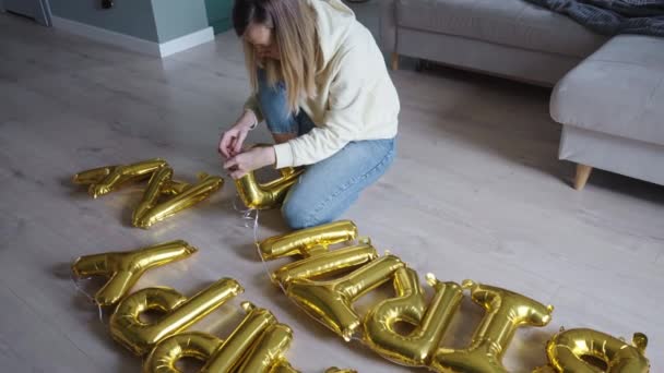 Kobieta Zbiera Słowo Wszystkiego Najlepszego Balonów Podłodze Salonie Przygotowuję Się — Wideo stockowe