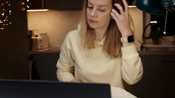 Žena Sluchátky Sedí Stolu Tmavé Místnosti Používá Notebook Pracuju Dlouho — Stock video