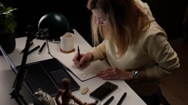 Karanlık Odada Masada Oturan Dizüstü Bilgisayar Kullanan Bir Kadın Ofisten — Stok video
