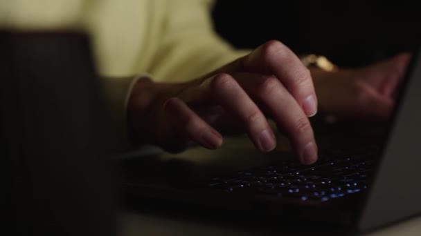 Anonimowa Osoba Siedząca Przy Stole Ciemnym Pokoju Korzystająca Laptopa Pracuję — Wideo stockowe
