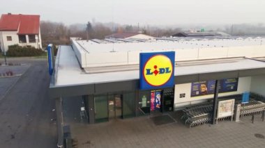 Lidl süpermarket cephesi, hava manzarası. Alman global indirim süpermarket zinciri. Pazar günü Lidl mağazasını kapatmış. Katy Wroclawskie, Polonya - 4 Aralık 2022