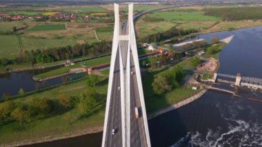 Wroclaw, Polonya 'daki Odra nehri üzerindeki Redzinski köprüsünün insansız hava aracı görüntüsü. Büyük kablo, Avrupa 'da araba trafiği ve kuş bakışı manzaralı köprü vazifesi gördü. Ulaşım altyapısı ve lojistik