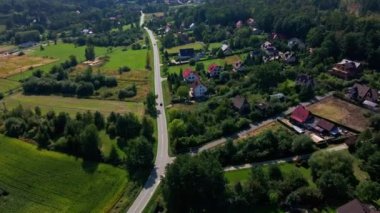 Hareket halindeki arabalarla kırsal yol manzarası, varoşlara hafta sonu gezisi, dağlarla ve küçük köylerle dolu güzel doğa geçmişi.