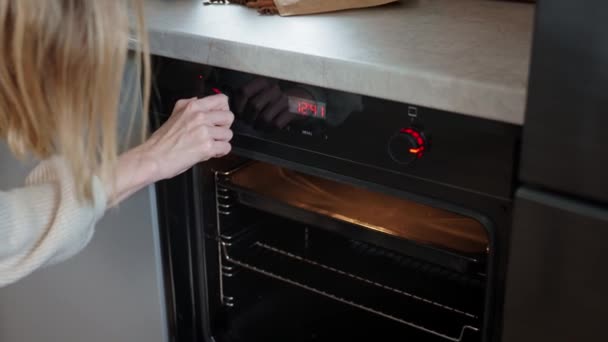 Γυναίκα Ετοιμάζει Ένα Ηλεκτρικό Φούρνο Για Μαγείρεμα Επιλέγει Πρόγραμμα Ψησίματος — Αρχείο Βίντεο