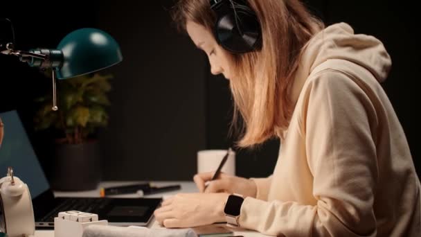 Karanlık Odada Masada Oturan Dizüstü Bilgisayar Kullanan Bir Kadın Ofisten — Stok video