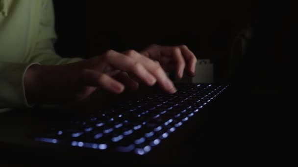 Руки Анонимного Человека Печатающего Клавиатуре Ноутбука Ночью Закрываются Концепция Кибербезопасности — стоковое видео