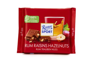 Ritter Spor Çikolatası. Rom üzümü haselnuts aromalı çikolata. Beyaz arka planda izole edilmiş. Wroclaw, Polonya - 28 Aralık 2022