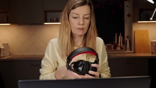 Mujer Con Auriculares Sentados Mesa Cuarto Oscuro Usando Ordenador Portátil — Vídeo de stock