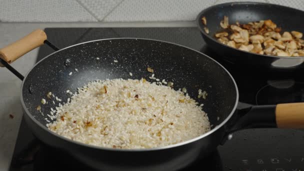 Process Cooking Risotto Cook Adds Olive Oil Arborio Rice Frying — Stok video