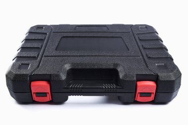 Beyaz arkaplanda siyah alet kutusu var. Tamirci için kapalı plastik kutu, kapat.