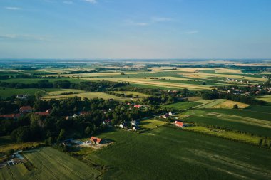 Güzel banliyö manzarası, köy ve dağlara yakın yeşil tarlaları olan kırsal alan manzarası.