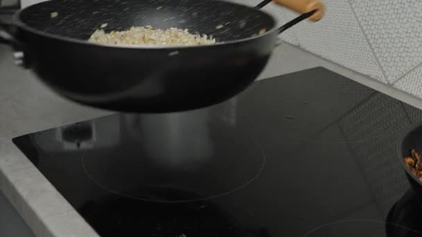 Процесс Приготовления Ризотто Грибами Повар Смешивает Рис Арборио Сковородке Закрывается — стоковое видео
