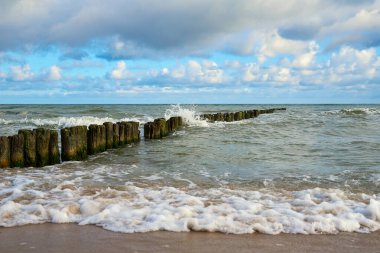 Yaz günü dalgalı deniz kıyısı. Güzel bulutlu gökyüzüne karşı Baltık sahili. Panoramik doğa manzarası