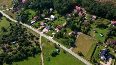 Dağ köyü ve yol hareketli arabalar, hava manzaralı. Yerleşim yerleri ve yeşil tarlaları olan güzel bir dağ manzarası. Kırsal görünüm