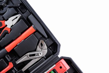 Tamir için el aletleri olan alet çantası, kapat. Beyaz arkaplanda bakım için el araçları kümesi