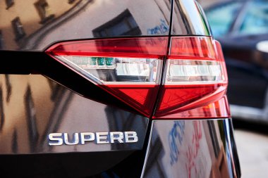 Marka logosu ve arka lambası olan Skoda Superb 'in dış görünüşü. Wroclaw, Polonya - 13 Ağustos 2021