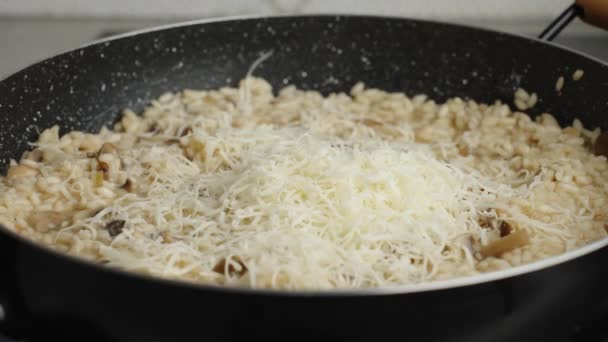 Process Cooking Risotto Mushrooms Cook Adds Grated Cheese Frying Pan — Stok video