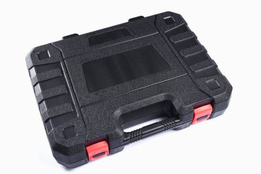 Beyaz arkaplanda siyah alet kutusu var. Tamirci için kapalı plastik kutu, kapat.