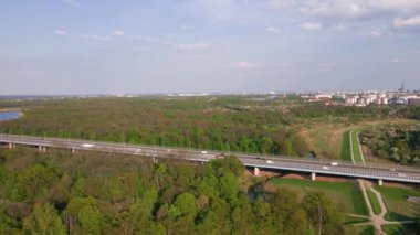Köprüde araba trafiği şehir manzarası, hava manzarası. Otobanda trafik saati.