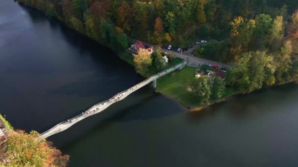 ポーランドのザゴルツェにあるグロドノ城の近くのレクリエーションエリア 森と川と橋で覆われた山々に囲まれた美しい秋の風景 — ストック動画
