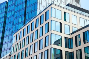 Polonya, Varşova 'daki modern ofis binası. Gökdelenler şehrin ön cephesinde. İş merkezi dış görünüş